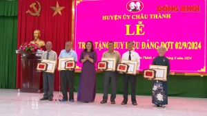 84 đảng viên nhận Huy hiệu Đảng đợt 2-9 tại Châu Thành
