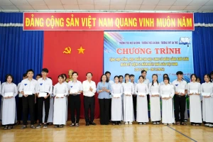 Trao 150 suất học bổng cho học sinh tại huyện Mỏ Cày Nam