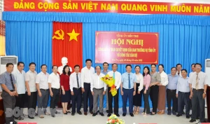 Trao quyết định tiếp nhận, bổ nhiệm, bổ nhiệm lại và nghỉ hưu cho cán bộ lãnh đạo, quản lý