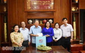 Bí thư Tỉnh ủy - Chủ tịch HĐND tỉnh Hồ Thị Hoàng Yến thăm gia đình chính sách, lãnh đạo tỉnh qua các thời kỳ