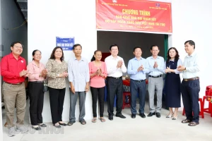Bàn giao 200 căn nhà ‘Đại đoàn kết’ cho hộ nghèo khó khăn về nhà ở