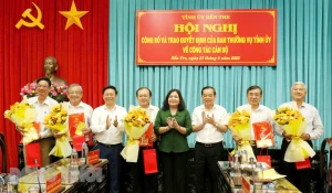 Trao các quyết định của Ban Thường vụ Tỉnh ủy về công tác cán bộ