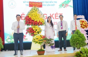 Phó bí thư Thường trực Tỉnh ủy Trần Thanh Lâm dự lễ tổng kết năm học 2024-2025 tại Trường THPT Trần Văn Kiết