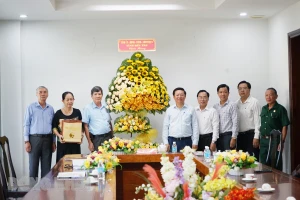 Phó bí thư Thường trực Tỉnh ủy Trần Thanh Lâm thăm, chúc mừng Hội Người cao tuổi tỉnh Bến Tre