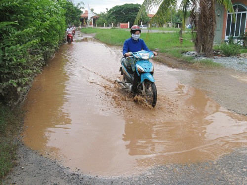 Đường liên xã bị nước mưa ứ đọng