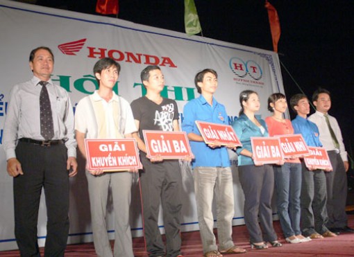 Sôi nổi Hội thi tìm hiểu về an toàn giao thông