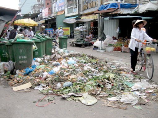 Lại... chợ đầy… rác!