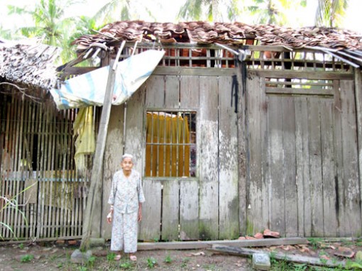 Một cụ bà cần được giúp đỡ