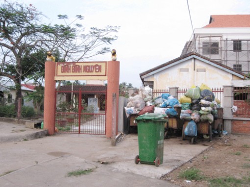 Rác “tập trung” trước cổng đình!