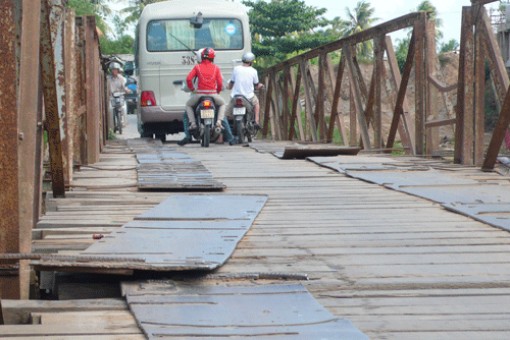 Cần quan tâm bảo dưỡng cầu tạm Hòa Khánh