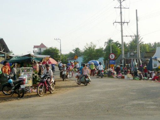 Buôn bán dưới chân cầu Tân Phong rất nguy hiểm