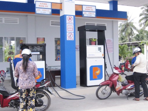 Sử dụng điện thoại khi đổ xăng sẽ bị xử phạt từ 2 triệu đến 5 triệu đồng