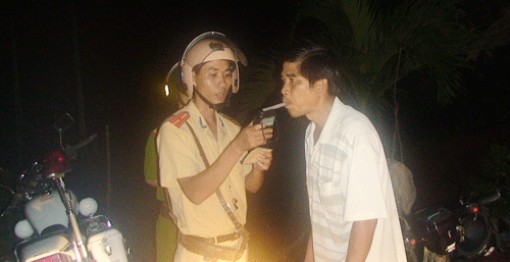 Uống rượu, bia say điều khiển xe cơ giới tham gia giao thông có thể bị phạt tiền đến 15 triệu đồng