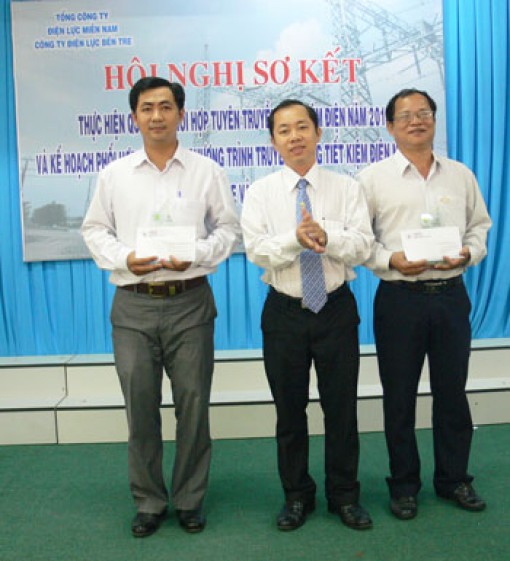 Trao giải cuộc thi viết về tiết kiệm điện năm 2013