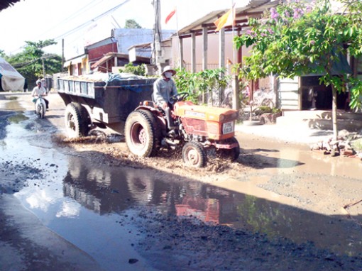 Nên thu phí đường bộ đối với máy kéo, máy cày