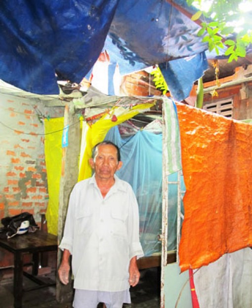 Chạy xe ôm nuôi con bệnh bại não