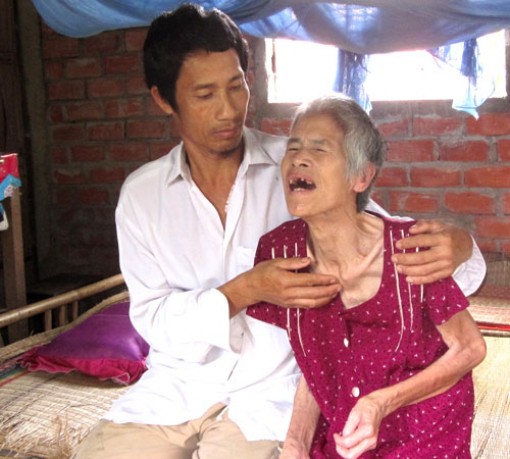 Một hộ nghèo cần sự giúp đỡ của cộng đồng