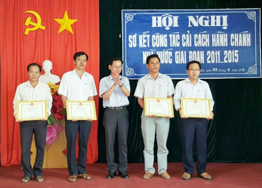 Chuyển biến tích cực trong cải cách hành chính Chuyển biến tích cực trong cải cách hành chính