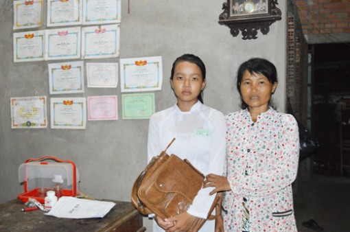 Một nữ sinh lớp 10 có hoàn cảnh đặc biệt khó khăn cần được giúp đỡ