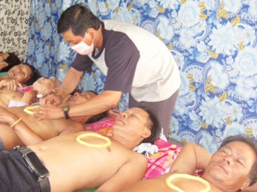 Đắp thuốc trị bệnh