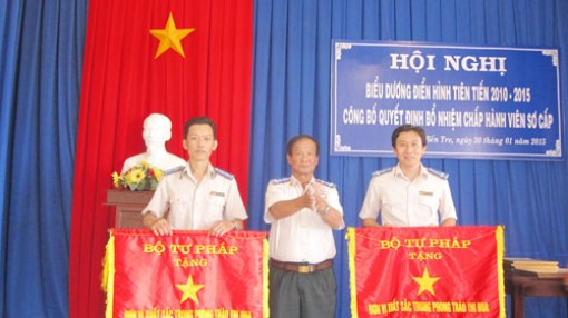 Thêm nhiều tập thể, cá nhân điển hình trong phong trào thi đua