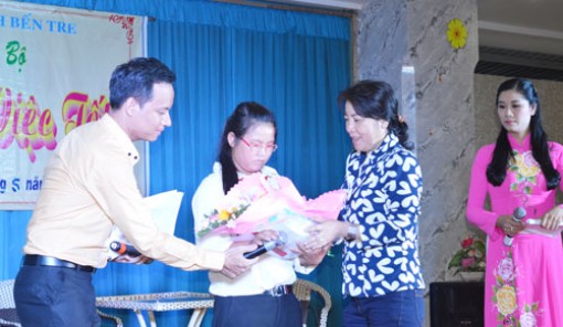 Cố gắng vượt lên bệnh tật, tiếp tục đến trường