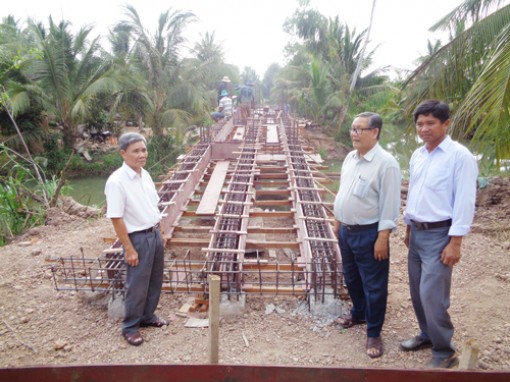 Bí thư xã nhiệt tình lo cầu, đường cho dân