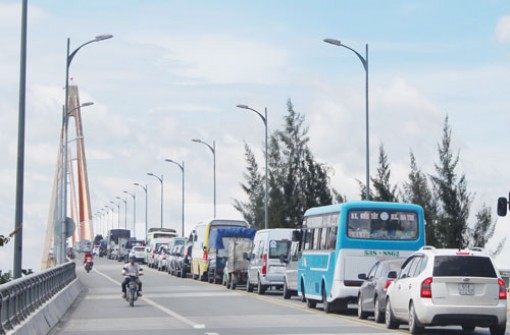 Cầu Rạch Miễu kẹt xe hàng giờ liền vì sự cố nhỏ