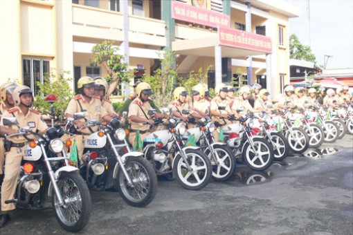 Ra quân mở đợt cao điểm đảm bảo trật tự an toàn giao thông