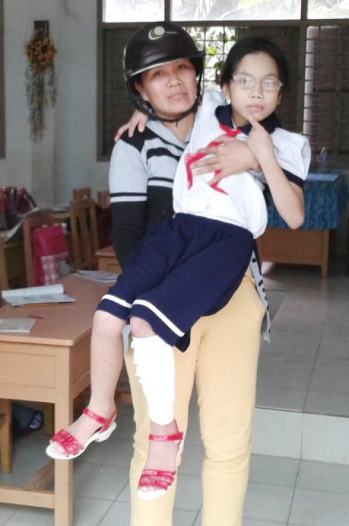 Mẹ vất vả cõng con tới trường