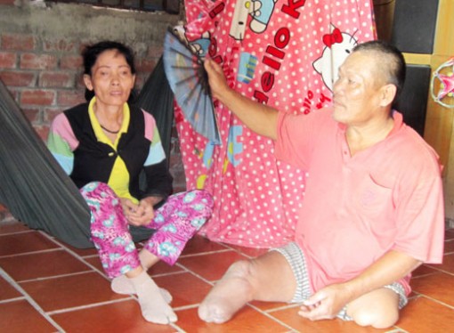 Người chồng tật nguyền nuôi vợ bị bệnh hiểm nghèo