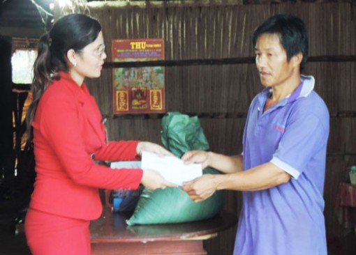 Trao tiền hỗ trợ cho hoàn cảnh khó khăn