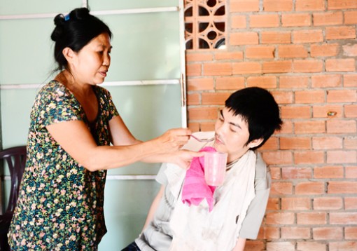 39 tuổi sống nhờ đôi tay của mẹ