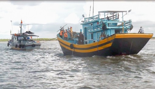 Bắt 4 phương tiện khai thác thủy sản sai tuyến