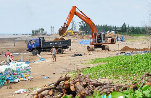 Đào lấy đất ở Khu du lịch sinh thái Cồn Bửng