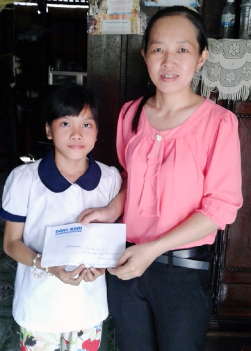 Trao tiền bạn đọc hỗ trợ hoàn cảnh khó khăn