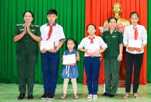 Tích cực xây dựng “gia đình 5 không, 3 sạch”