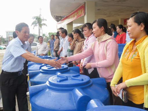 Trao tặng bồn chứa nước cho công nhân, viên chức, lao động