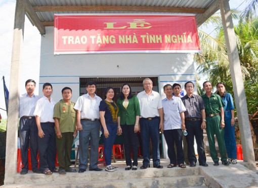 Trao tặng nhà tình nghĩa cho cựu chiến binh