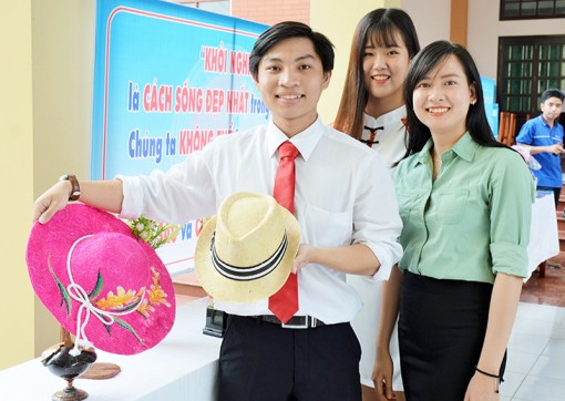 Sinh viên khởi nghiệp với nón chỉ xơ dừa