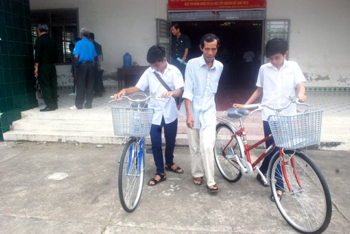 Trao xe đạp tiếp sức đến trường