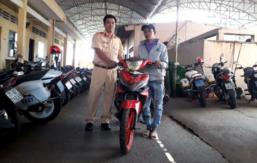 Trả 2 xe mô tô bị trộm cho người bị mất