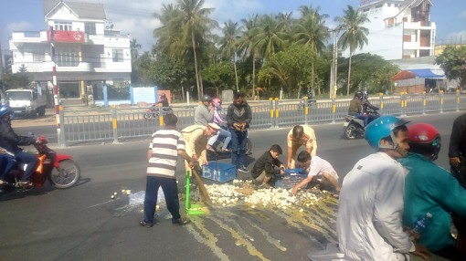 Cảnh sát giao thông nhặt trứng vịt cho người bị va chạm giao thông
