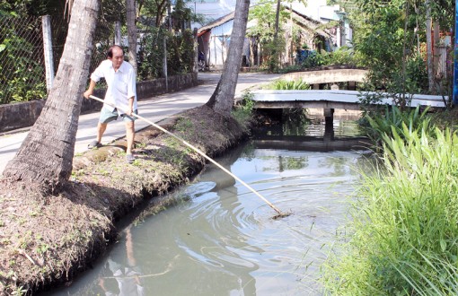 Những người vớt rác làm sạch lòng kênh xóm nhỏ