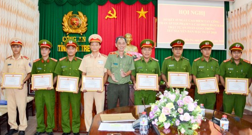 Cán bộ cảnh sát giao thông hết lòng vì công việc