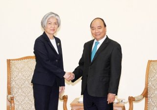 Thủ tướng Nguyễn Xuân Phúc tiếp Bộ trưởng Ngoại giao Hàn Quốc
