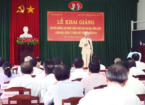 Nghệ sĩ ưu tú Văn Tân biểu diễn tại tỉnh
