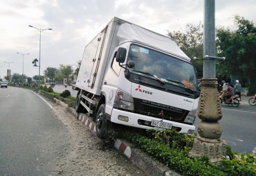 Nổ lốp, xe tải nằm gọn trên dải phân cách