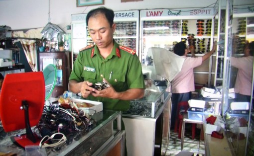 Phát hiện 2 cửa hàng bán mắt kính không rõ nguồn gốc, xuất xứ