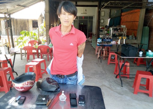 Mang theo dao, roi điện giúp cha vợ giải quyết mâu thuẫn